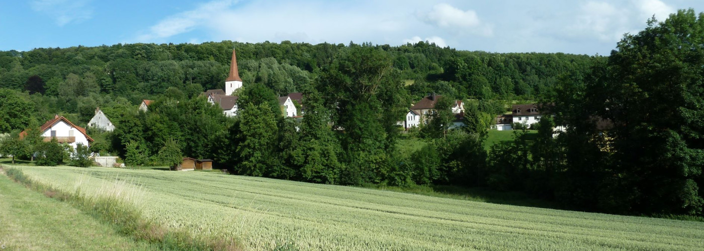 Landschaft mit Kirche weit